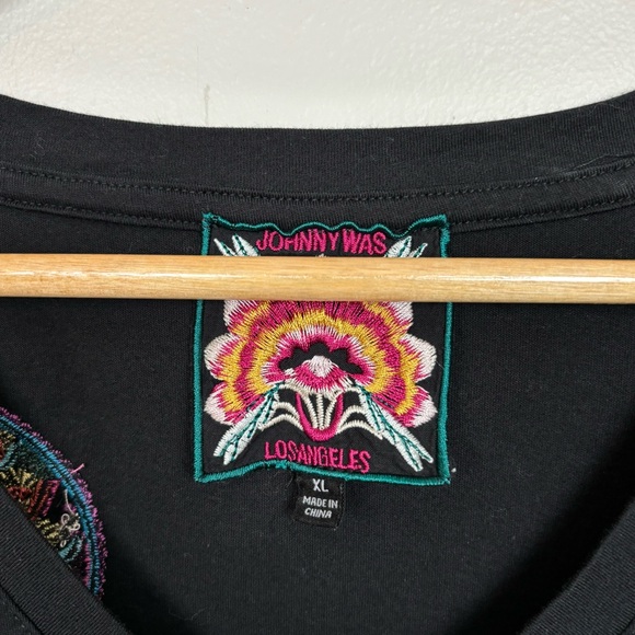 Johnny Was Top XL Black Raw Hem V-Neck Tee Embroidered Floral 100% Cotton - Picture 9 of 11